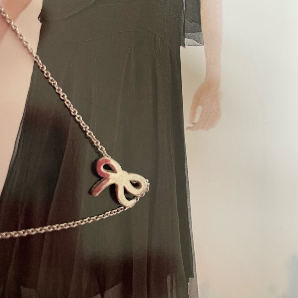 New - Silver tone Petite bow  necklace - Picture 3 of 4